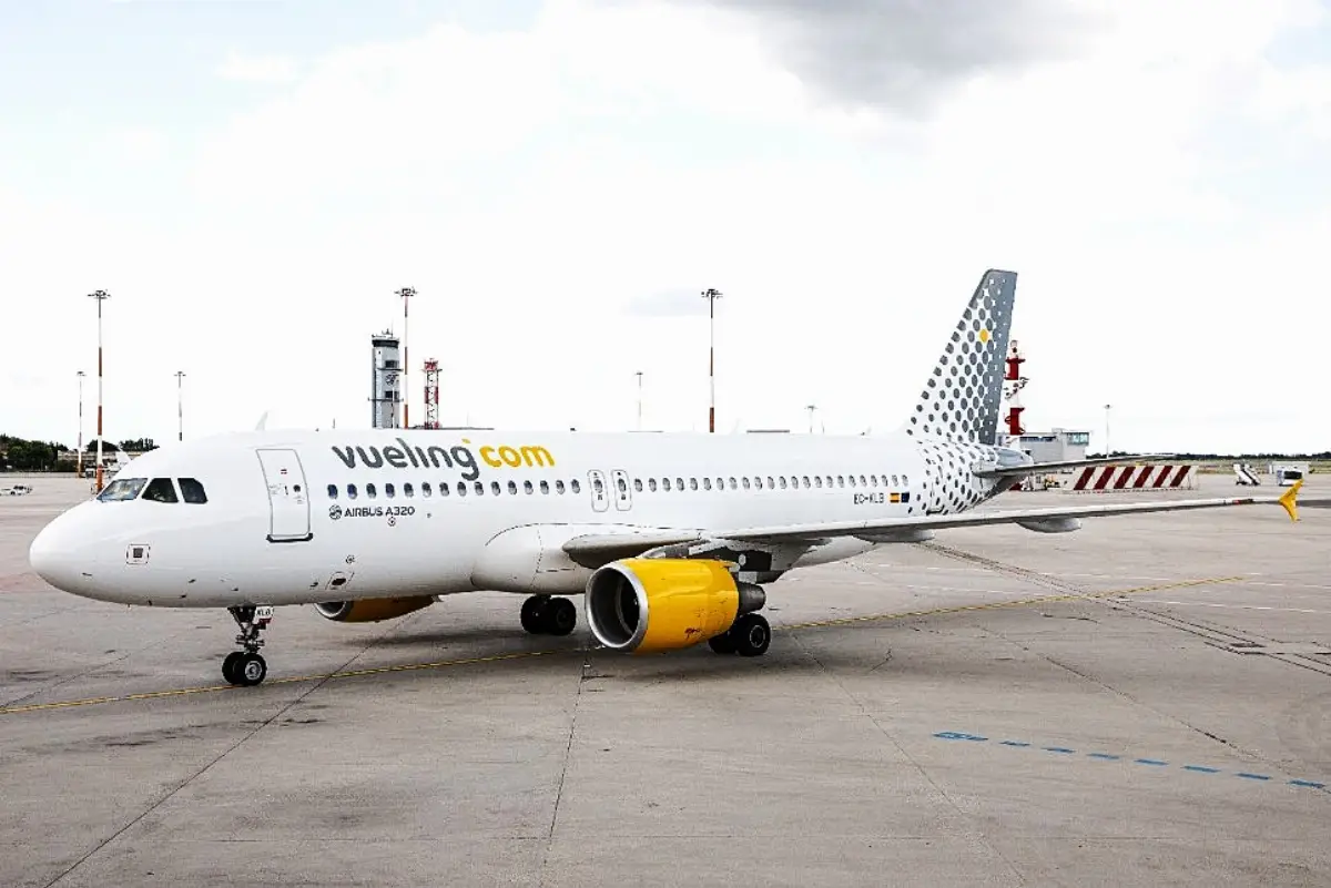 Aereo Airbus A-320 della low-cost spagnola (Gruppo Iag) Vueling