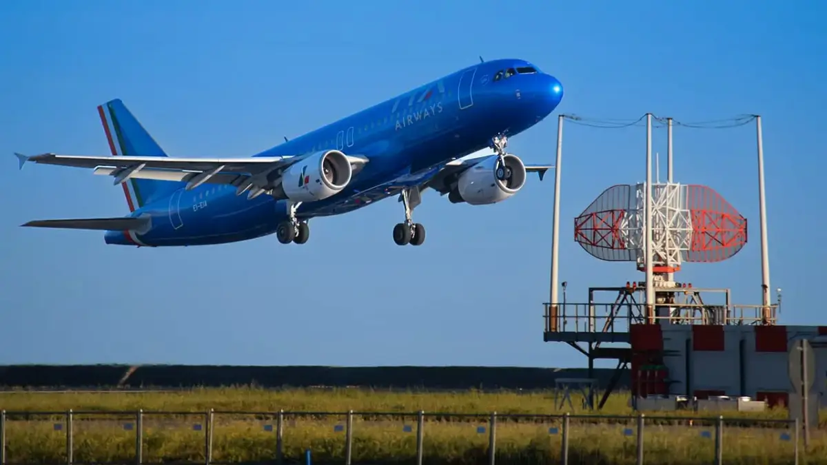 Aereo ITA Airways in volo all'aeroporto di Genova