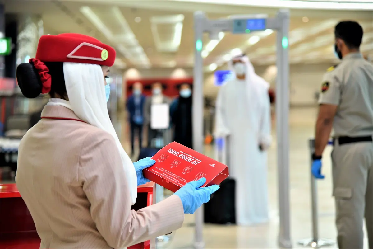 Emirates riprende il collegamenti aerei con nuovi standard di sicurezza per passeggeri e dipendenti