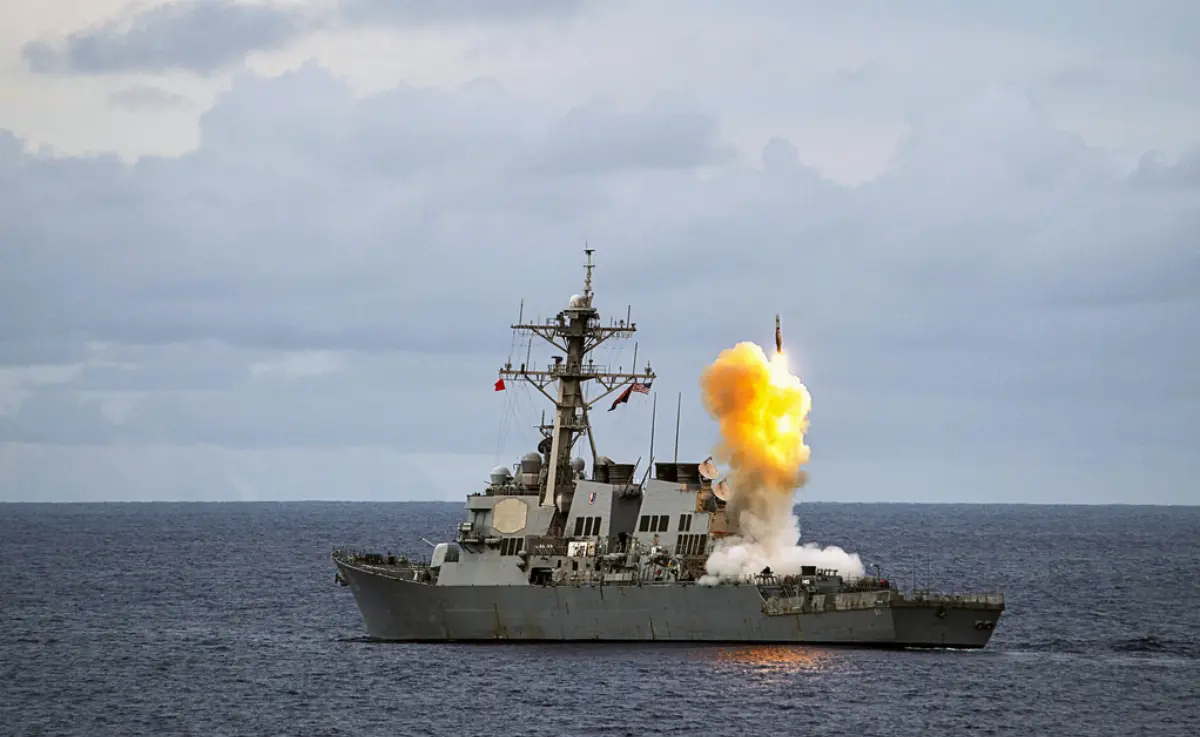 USS Benfold durante un'esercitazione missilistica