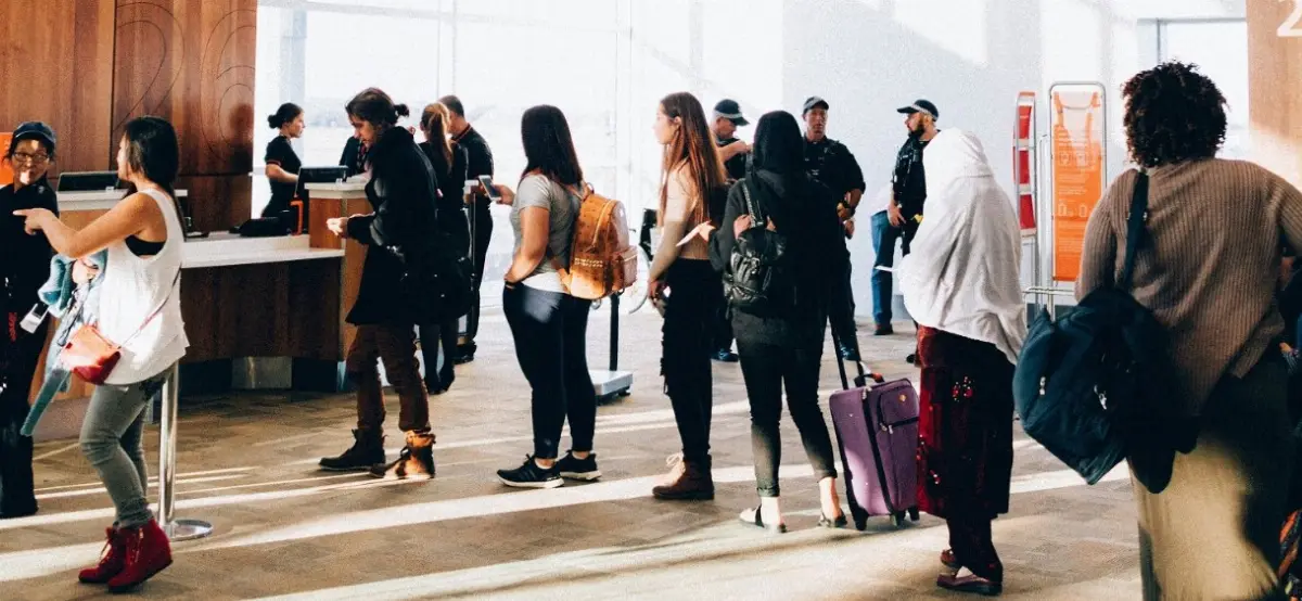 Passeggeri in fila in un aeroporto