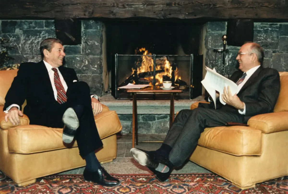 Former presidents Gorbaciov and Regan, (former Urss and Usa)