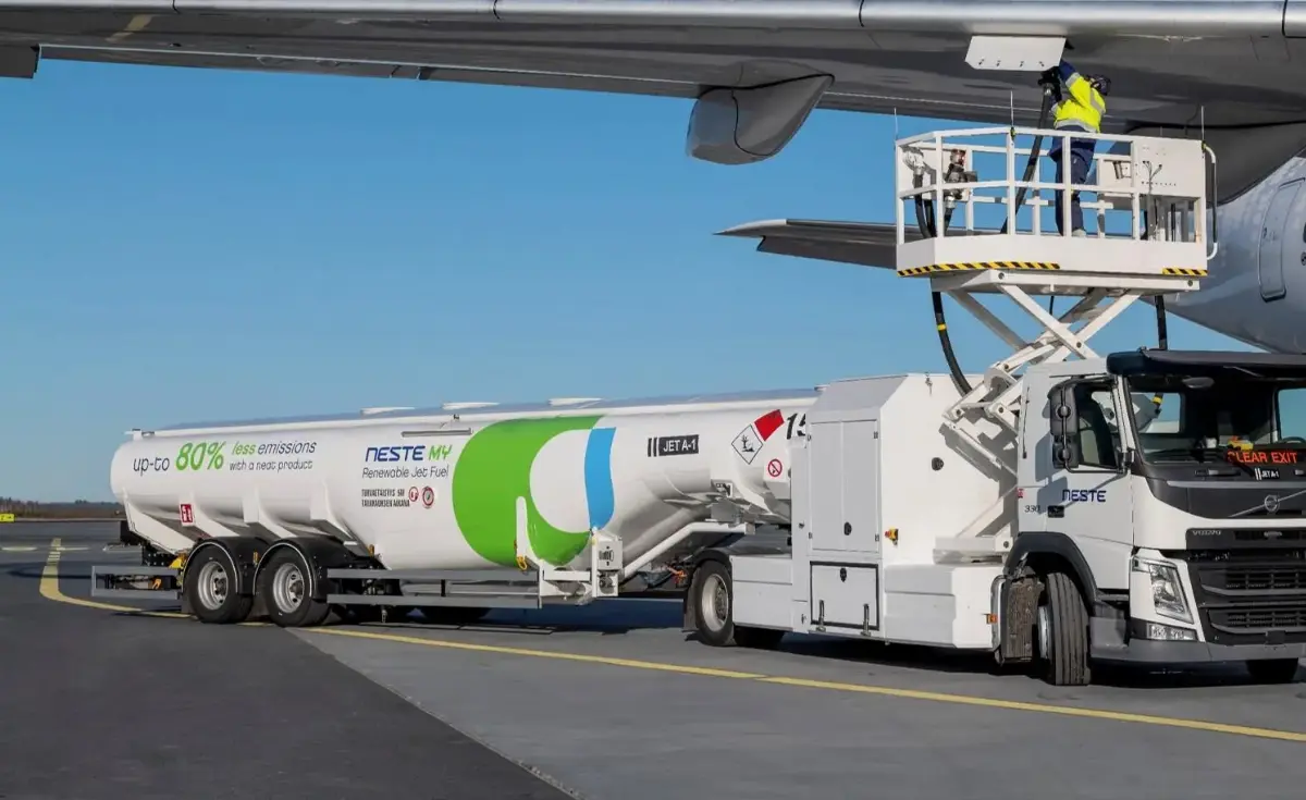 Refueling an aircraft with sustainable aviation fuel (Saf)