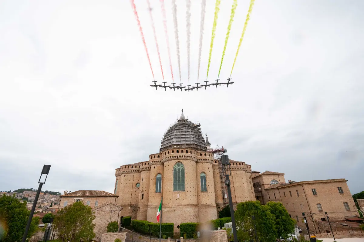 29 maggio 2020: sorvolo aerei Pan "Frecce Tricolori" sulla città di Loreto in occasione del giro d'Italia per la festa della Repubblica