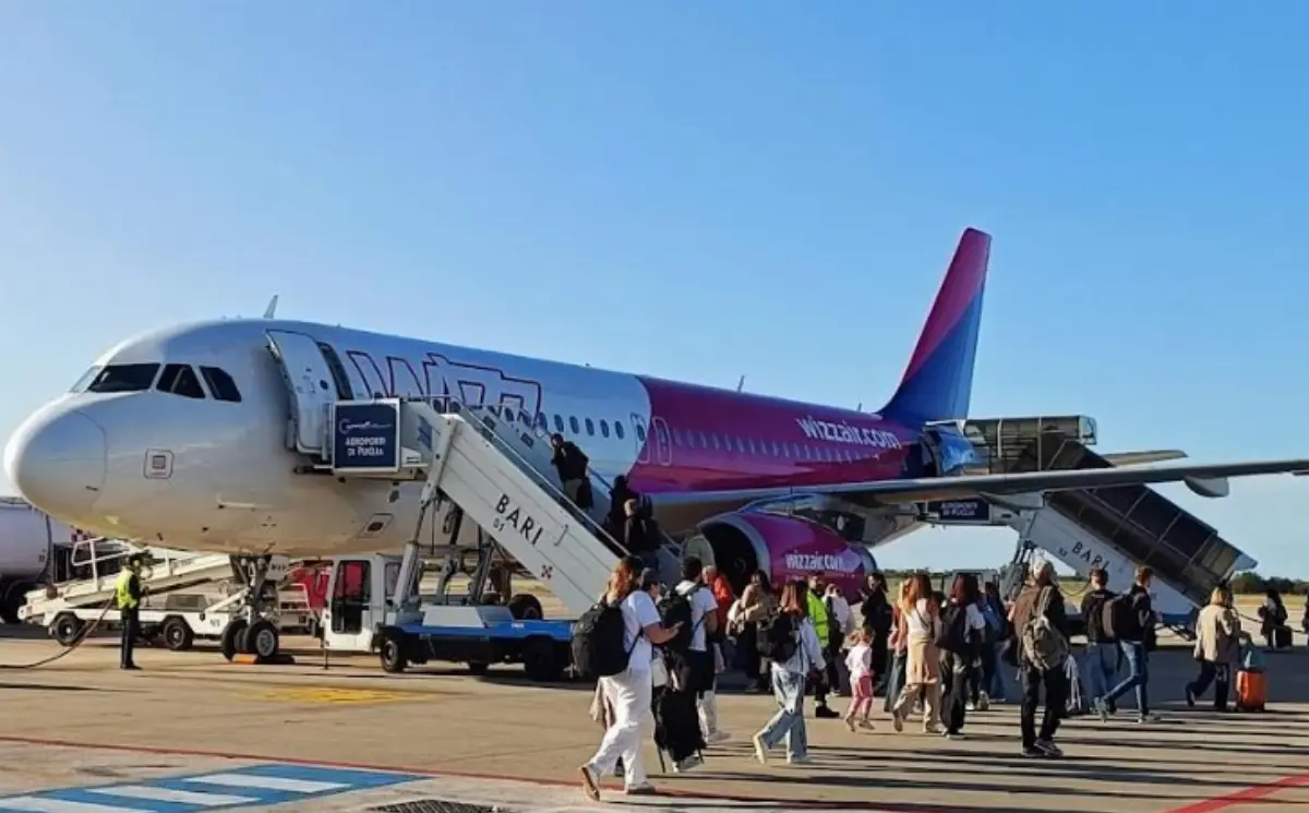 Aereo Wizz Air e passeggeri all'aeroporto "Karol Wojtyla" di Bari