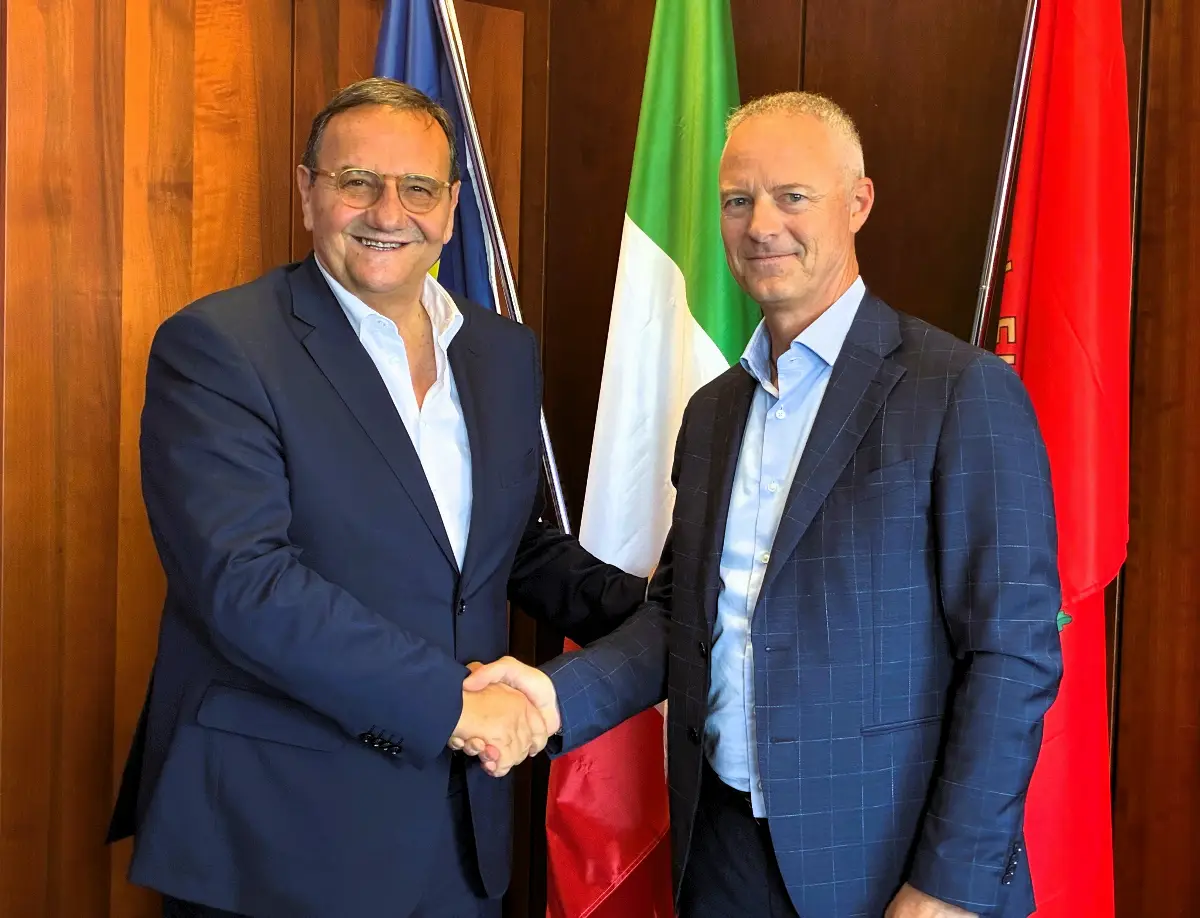 Da sinistra. L'accordo siglato dal sindaco di Fiumicino, Mario Baccini e da Alberto Morosi, ad di Airport Handling SpA, su lavoro, formazione ed inclusione sociale