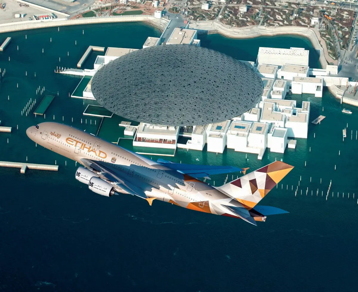 Aereo A-380 di Etihad Airways sorvola il Louvre di Abu Dhabi