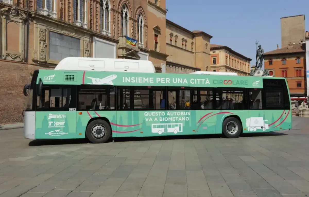 Il primo dei mezzi con la nuova livrea, un Menarini Citymood prodotto da Iia, è stato presentato il 21 marzo 2022 in Piazza Maggiore a Bologna
