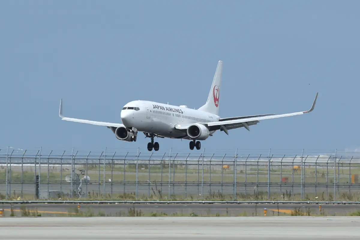 Un aereo di Japan Airlines che atterra all'aeroporto "Kansai" di Osaka