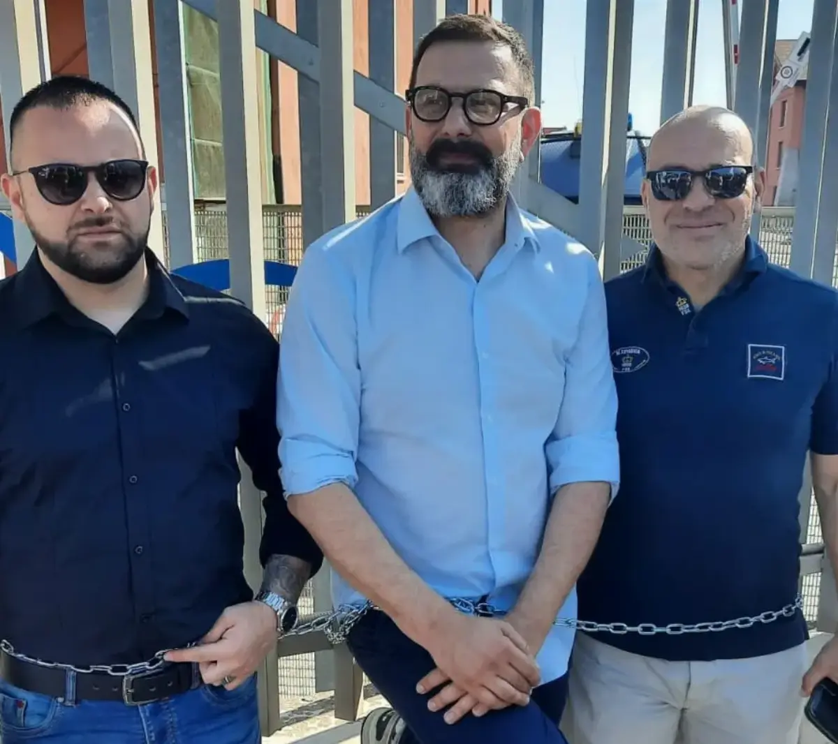 Alcuni politici del movimento politico Italexit incatenati presso l'aeroporto di Roma-Fiumicino