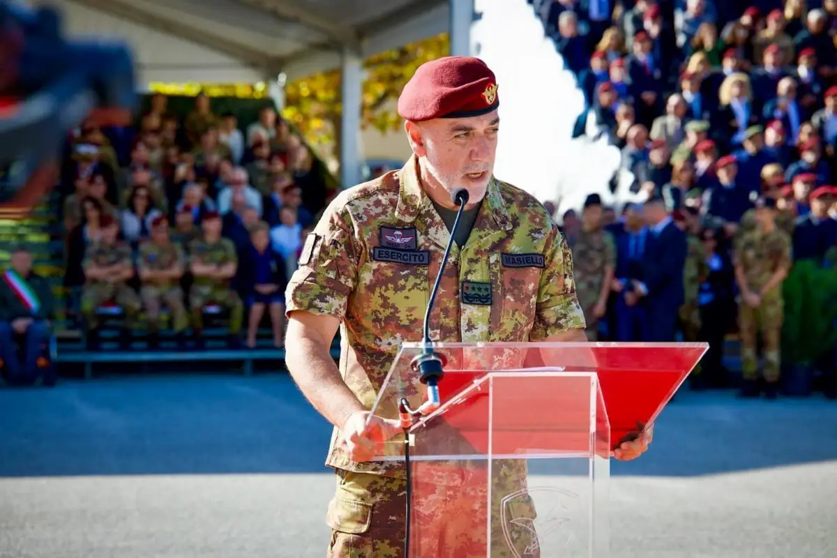 Pisa, 24 ottobre 2025. Il capo di SME, generale di CA Carmine Masiello durante il suo discorso alla cerimonia di commemorazione dell’83esimo anniversario della Battaglia di “El Alamein”, svoltasi presso il Centro addestramento paracadutisti (Capar)