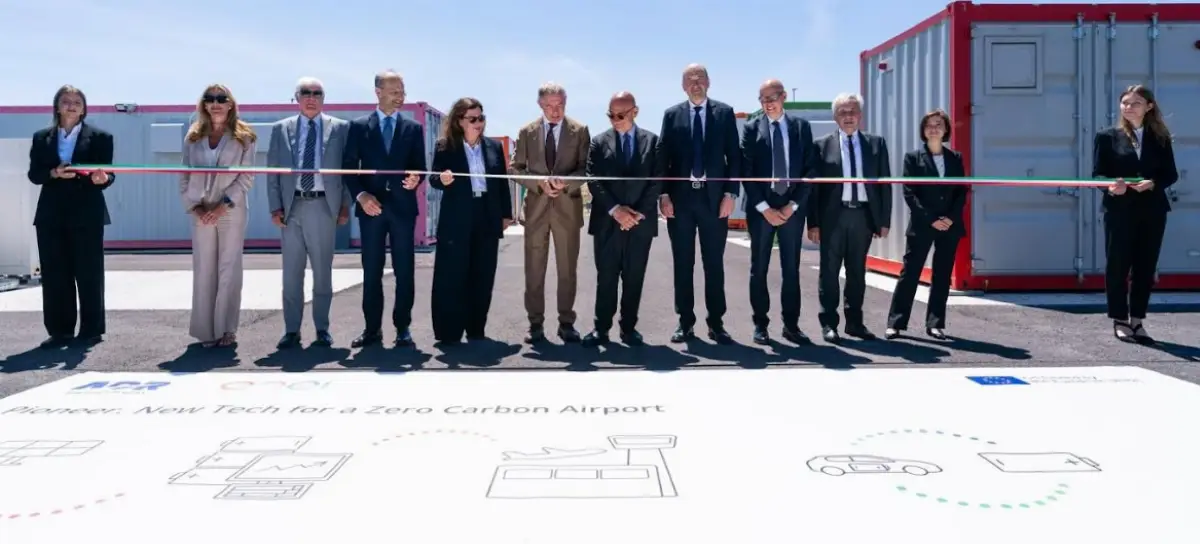 Da sinistra: Luisa Di Vita, direttore Comunicazione Nissan Italia; Claudio Eminente, direttore Centrale Enac programmazione economica e sviluppo infrastrutture; Marco Troncone ad AdR; Francesca Gostinelli, Head of Enel X Global Retail di Enel; Adolfo Urso, Mimit; Vincenzo Nunziata presidente AdR; Ivan Bassato, Chief aviation Officer AdR; Nicola Rossi - Head of Innovation di Enel; Enrico Loccioni, presidente di Loccioni; Annachiara Vercellin, Project Advisor-Innovation Fund di Cinea