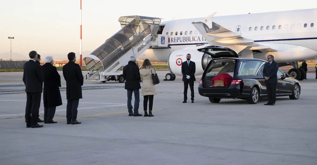 Roma-Ciampino 18/12/2018. Sergio Mattarella accoglie la salma di Antonio Megalizzi (ucciso a Strasburgo) insieme al padre ed alla fidanzata. Presenti il ministro Fraccaro, il presidente della Provincia di Trento Fugatti e l’ambasciatore di Francia in Italia Christian Masset