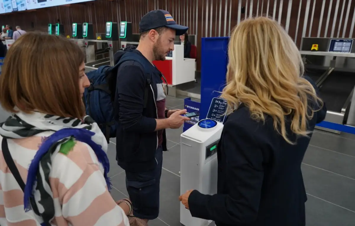 Bergamo, 28 maggio 2025. Passeggeri nella nuova area check-in inaugurata all'aeroporto di Orio al Serio