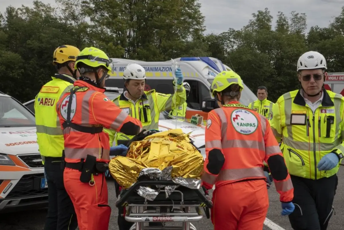 Volontari di una associazione impegnati in una operazione di soccorso