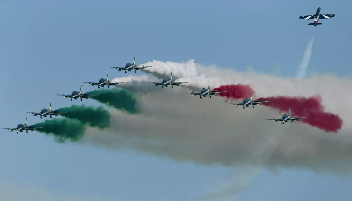 AMI: una esibizione in volo della Pan (Pattuglia acrobatica nazionale) con gli aerei MB-339 "Frecce Tricolori"