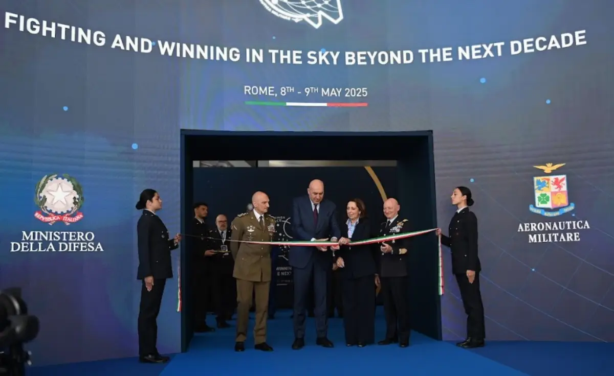 Roma, 8 maggio 2025: cerimonia del taglio del nastro per inaugurazione '"AeroSpace Power Conference 2025" alla Nuvola alla presenza del capo SMD generale Luciano Portolano, del ministro Difesa Guido Crosetto, del sottosegretario Isabella Rauti e del capo SMA generale Squadra aerea Luca Goretti