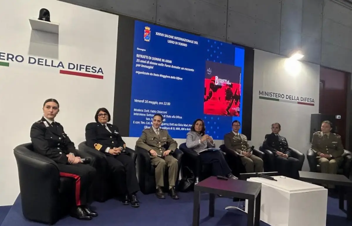 Torino, 16 maggio 2025. Il sottosegretario di Stato alla Difesa, Isabella Rauti, durante il suo intervento -al Salone del libro di Torino- alla presentazione del volume “Ritratti di donne in Armi - L’esperienza delle Forze Armate italiane”