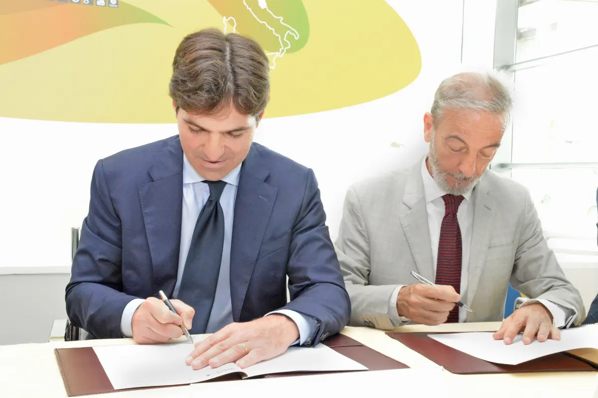 Ancona 13 luglio 2023. Da sinistra: Francesco Acquaroli, presidente Regione Marche ed Emilio Fortunato Campana, direttore del Dipartimento di ingegneria, ICT e tecnologie per l'energia ed i trasporti del Cnr mentre firmano accordo-quadro