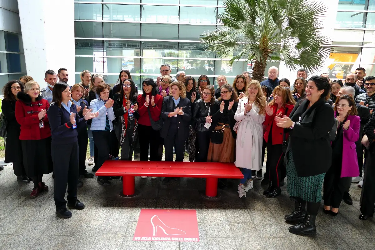 Foto Gruppo Sogaer "No alla violenza sulle donne": panchina rossa inaugurata nell'aeroporto "Mario Mameli" di Cagliari-Elmas