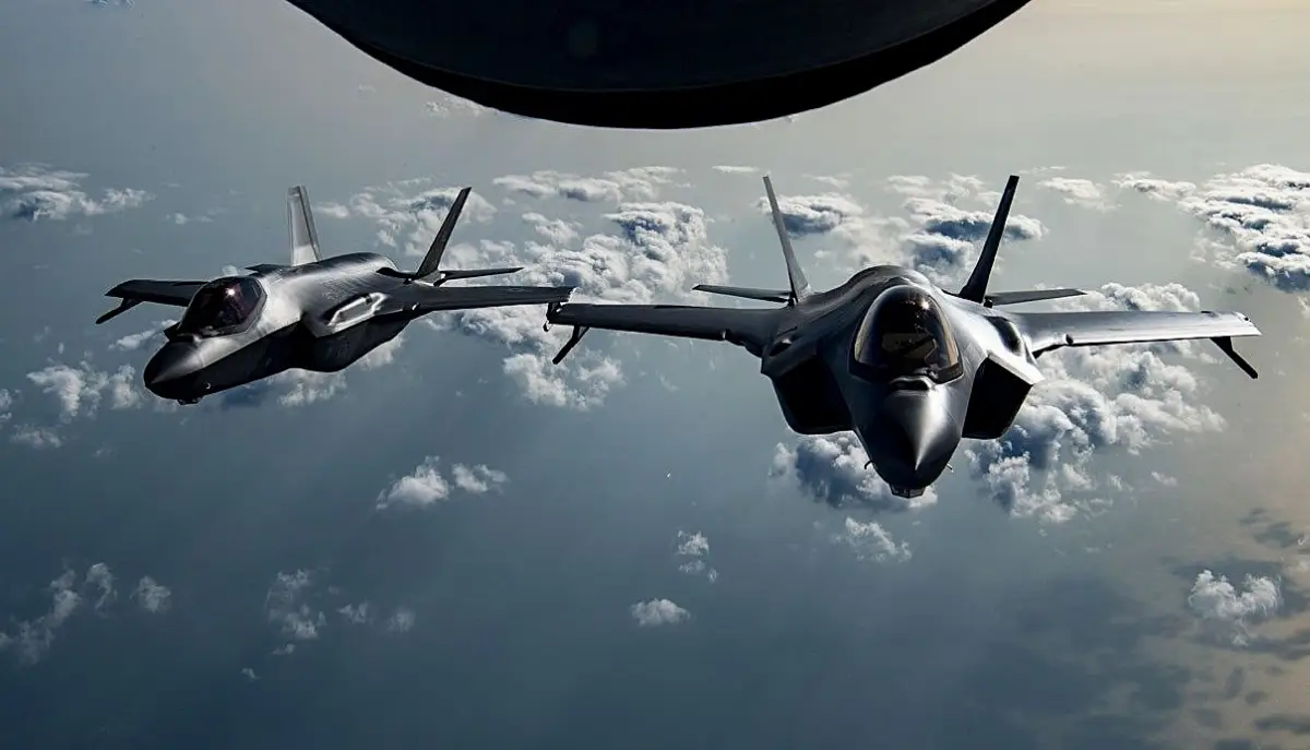 Due esemplari di aereo caccia Lockheed Martin F-35 in volo