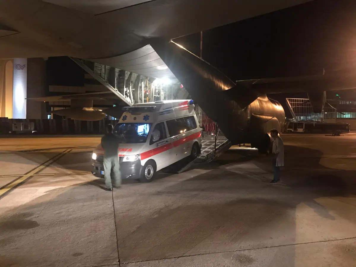 Roma, 17 giugno 2020, ambulanza in volo con un aereo da trasporto C-130J dell'Aeronautica militare per trasporto sanitario urgente di notte