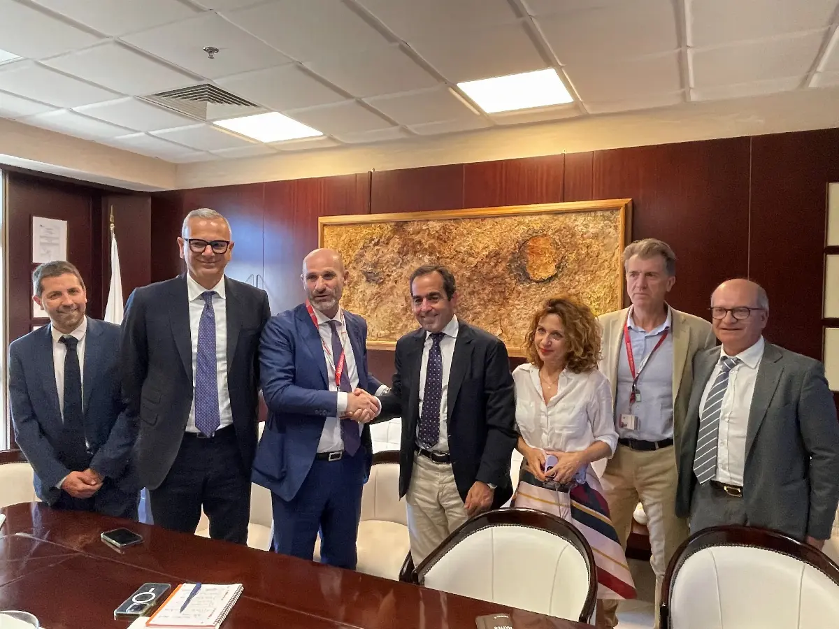 Al centro, da sinistra Marco Catamerò, direttore generale Aeroporti di Puglia, Antonio Maria Vasile, presidente AdP, Carlos Muñoz, fondatore e ceo Volotea, Valeria Rebasti, International Market Director di Volotea alla conferenza-stampa svoltasi a Bari il 27 giugno 2023