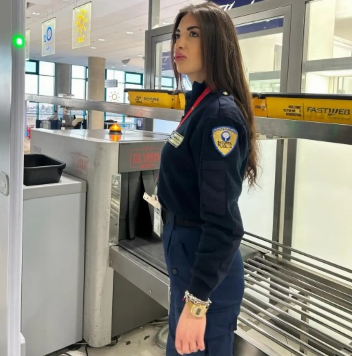 Un addetto della Securpol Puglia presso uno scalo pugliese