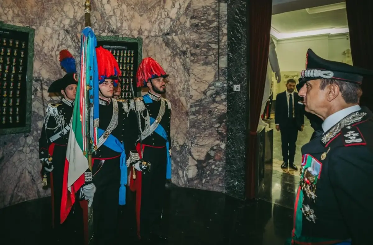 Roma, 5 giugno 2025. 211esimo anniversario CC: il comandante generale, generale Corpo Armata Salvatore Luongo, ha reso omaggio sia ai caduti deponendo una corona d’alloro nel Sacrario del Museo storico dell’Arma che alla Bandiera di Guerra dell’Arma