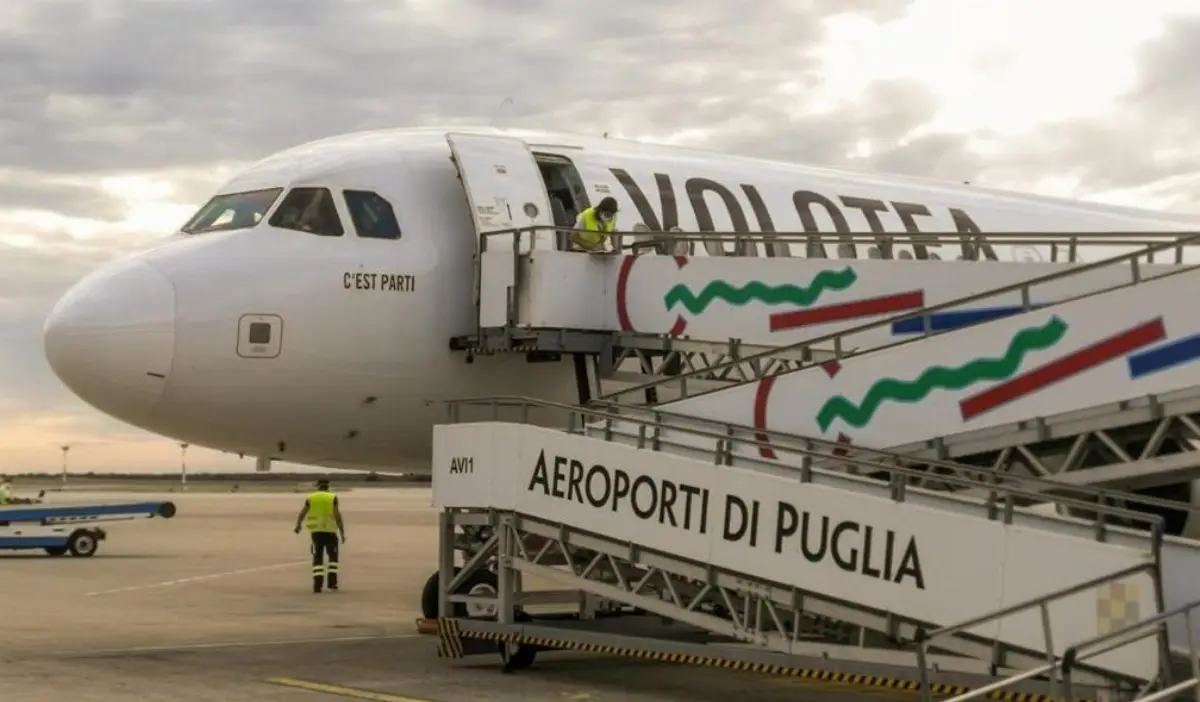 Aereo Volotea all'aeroporto di Bari