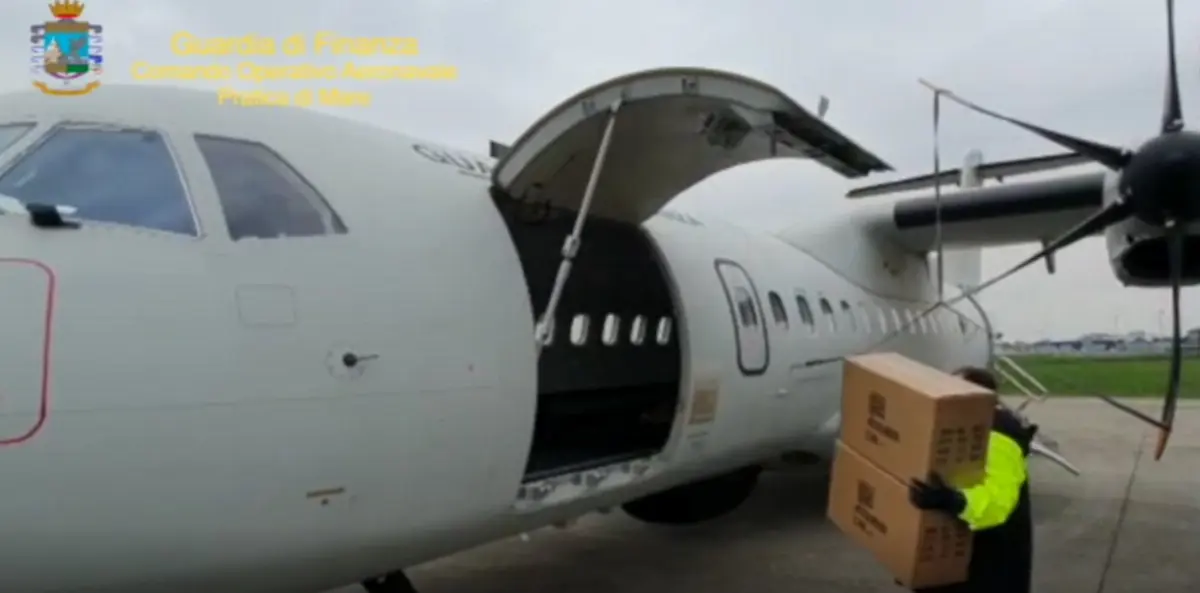 Roma, 26 marzo 2020. Aereo GdF all'aeroporto militare di Pratica di Mare carica materiale medico per emergenza epidemica coronavirus