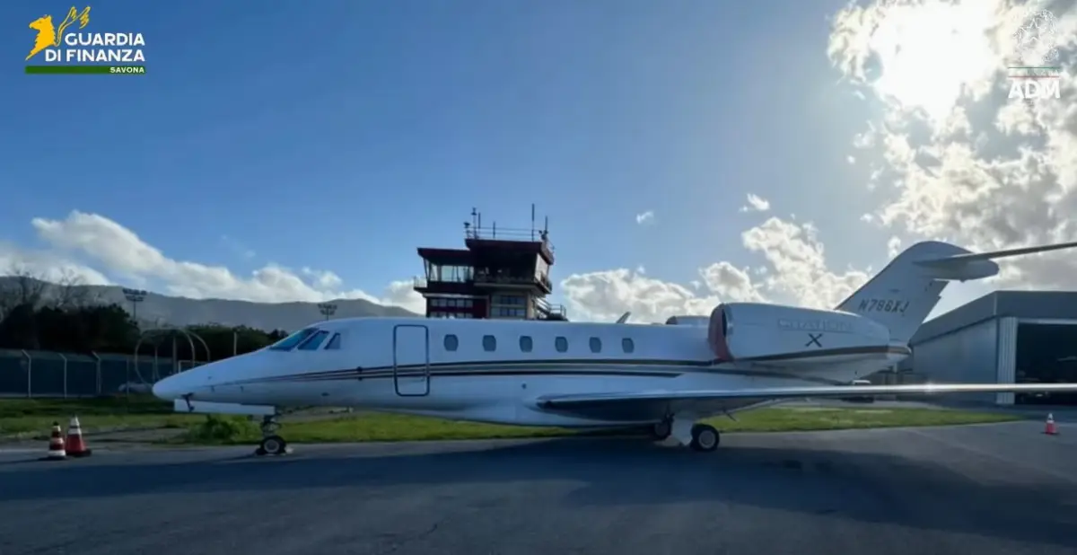 Aereo Cessna Citation X, uno dei tre aerei sequestrati all'aeroporto di Savona dalla Guardia di finanza ed Agenzia dogane e monopoli