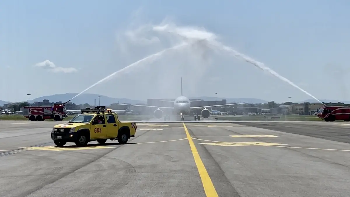 Aereo Vueling atterrato a Firenze, proveniente da Barcellona, e festeggiato con il tradizionale water cannon il 2 luglio 2020