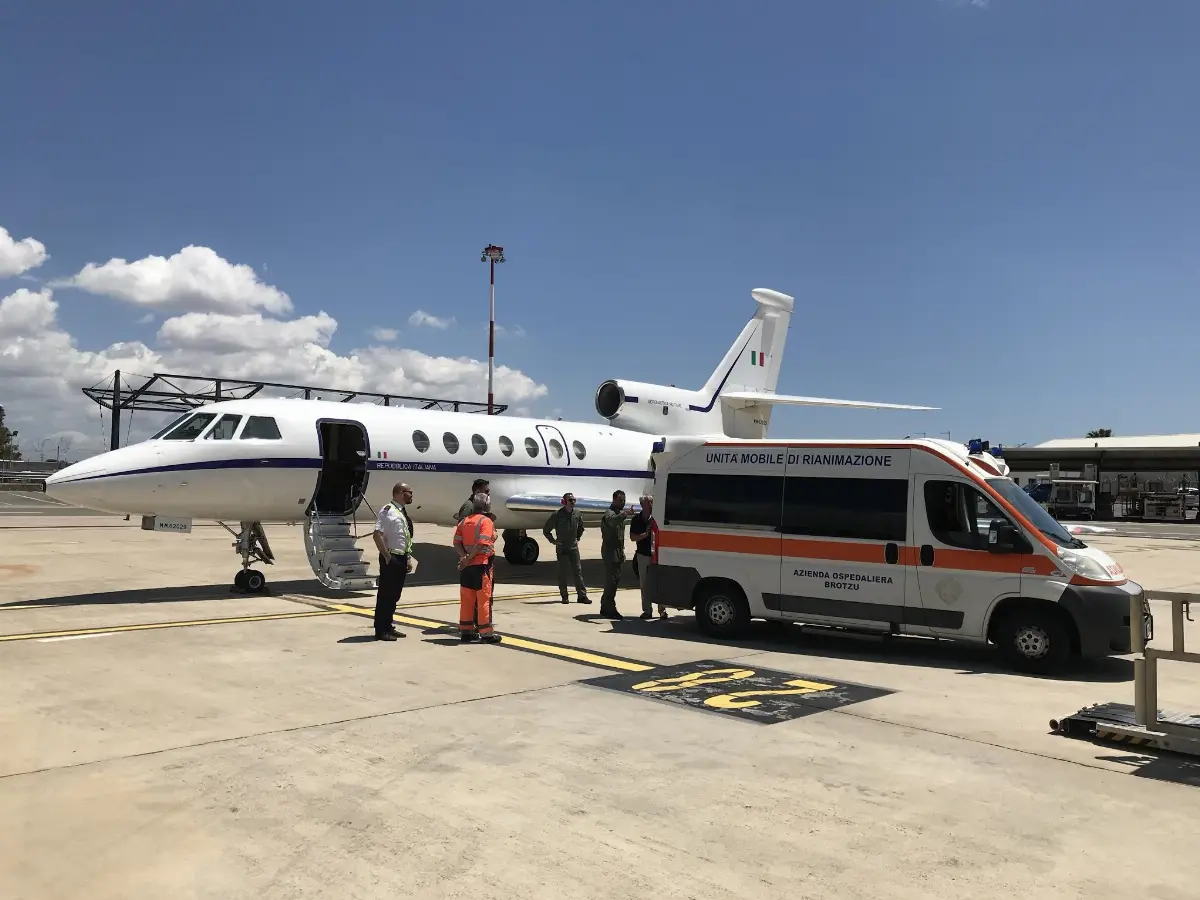 Aereo Falcon AMI per trasporto urgente insieme ad ambulanza