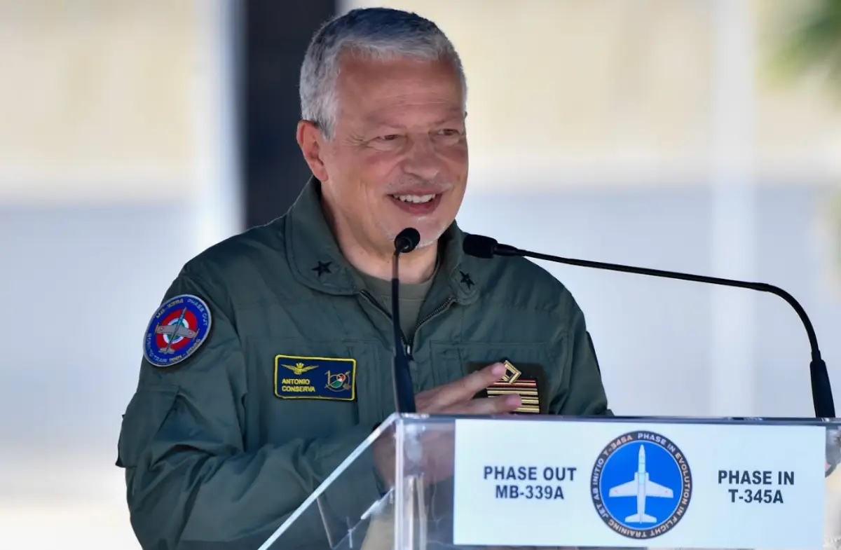 Galatina (Lecce), 12 giugno 2025. Il capo di Stato Maggiore dell'Aeronautica, generale di Squadra Aerea Antonio Conserva, durante il suo discorso alla cerimonia del passaggio di consegne tra il T-339A e T-345A