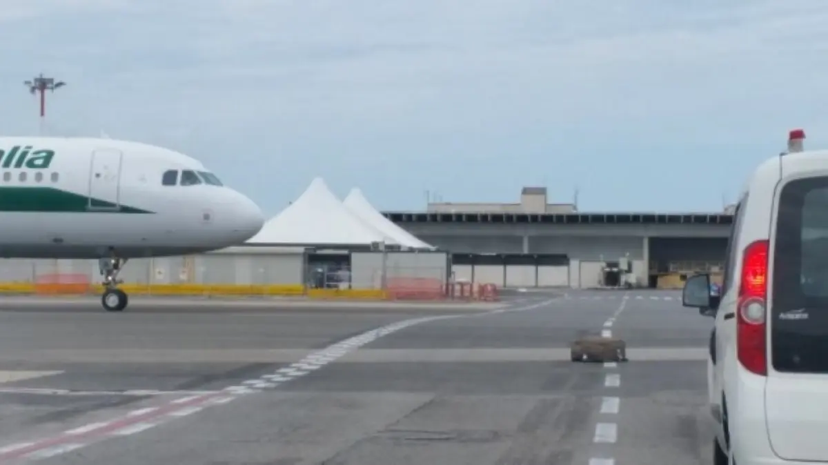 Una valigia caduta sull'asfalto, probabilmente da un carrello-bagagli caricato all'inverosimile, è un gravissimo pericolo per i mezzi di terra e per gli aerei in movimento (Foto ripresa all'aeroporto Fiumicino)