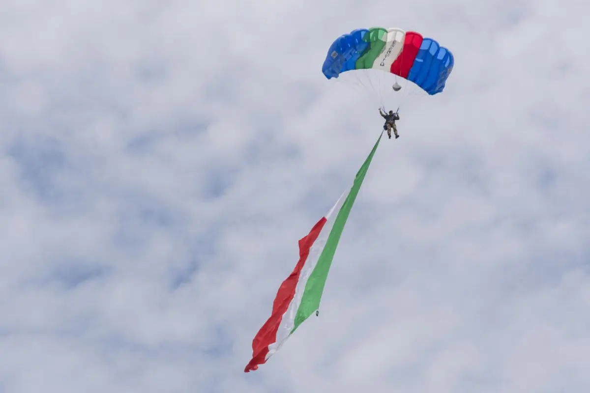 Lancio paracadutisti Esercito in occasione del 158esimo anniversario della costituzione, cerimonia avvenuta a Roma l'8 maggio 2019