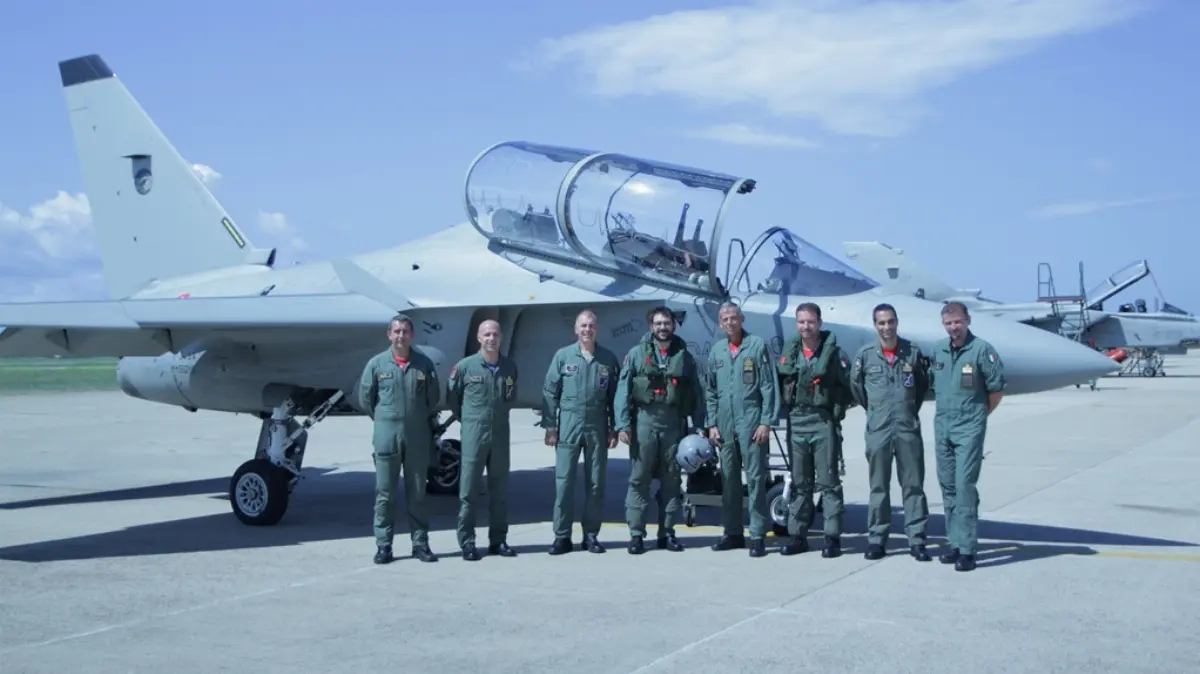 Angelo Tofalo, sottosegretario di Stato alla Difesa (al centro), vicino all'aereo T-346A durante la visita al Csv AMI a Pratica di Mare