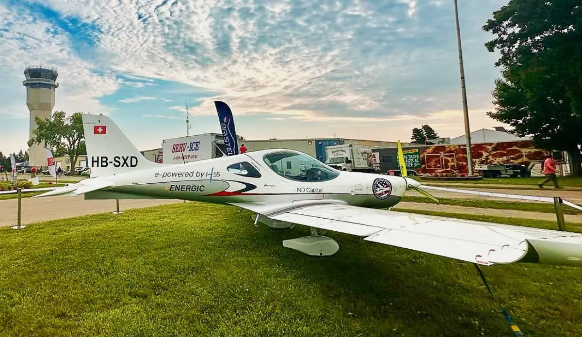 Aero addestratore B23 Energic sia elettrico che a combustione, svelato all'edizione 2025 dell'air show di Oshkosh da H55 e Bristell