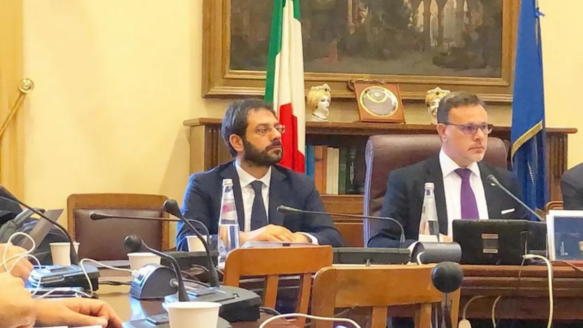 Da sinistra. Il sottosegretario Angelo Tofalo ed il presidente commissione Difesa Gianluca Rizzo in IV commissione alla Camera dei deputati il 12 novembre 2019