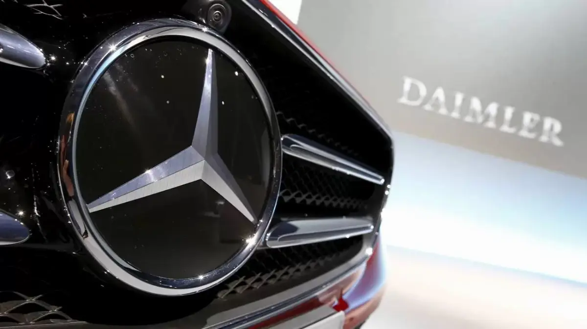 Logo Mercedes con dietro scritta Daimler