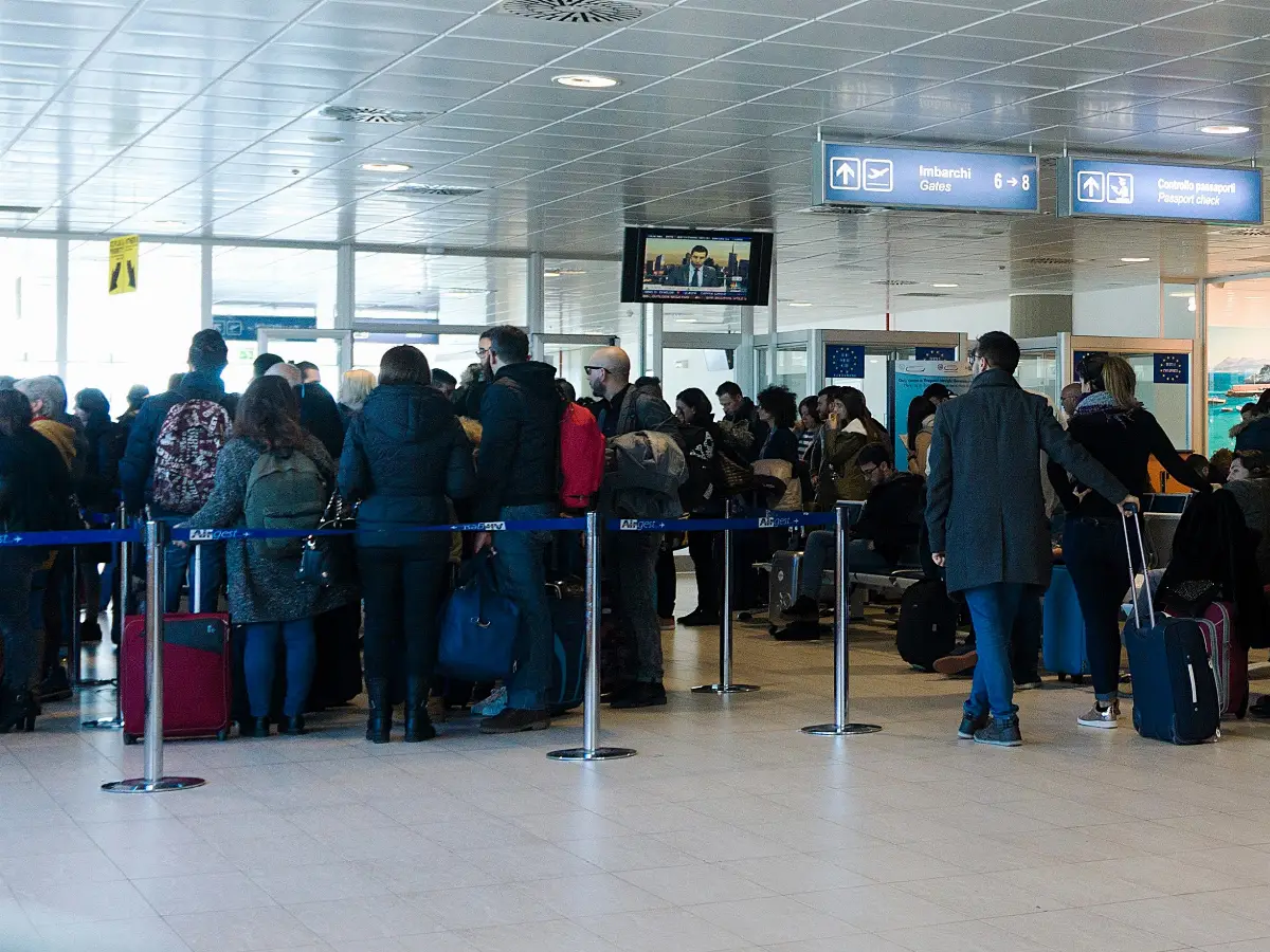 Passeggeri aerei in attesa in aeroporto