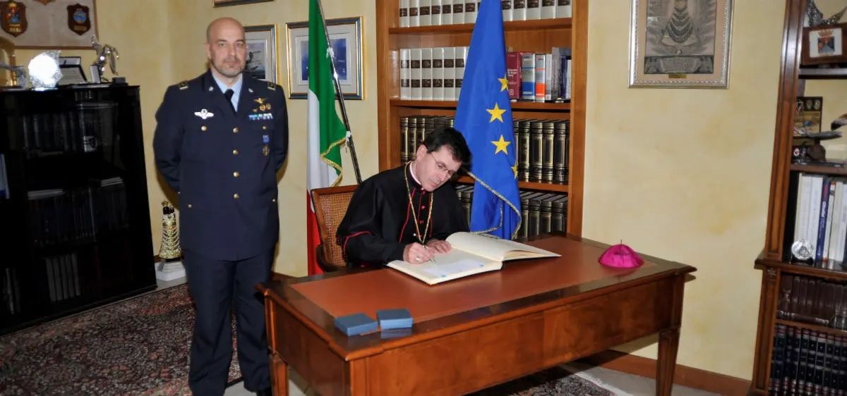 SE monsignor Fabio Dal Cin, arcivescovo di Loreto, mentre firma albo d'onore durante la visita al CenForAvEn, avvenuta il 13 maggio 2019 a Loreto (Ancona)