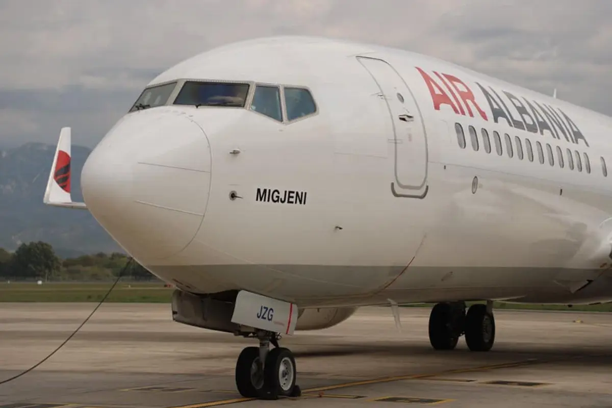 Aereo B-737/800 "Migjeni" di Air Albania