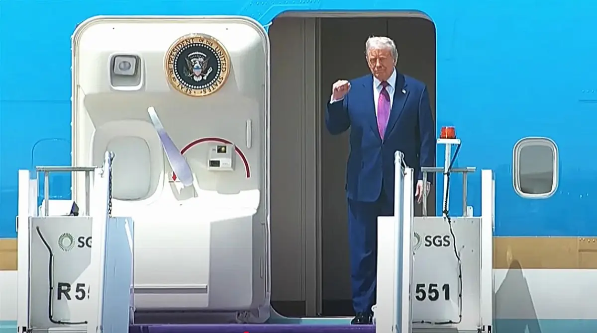 13 maggio 2025: il presidente americano Donald Trump sbarca dall'aereo Airf Force One, in Arabia Saudita, prima tappa di un tour in Medio Oriente della durata di 10 giorni