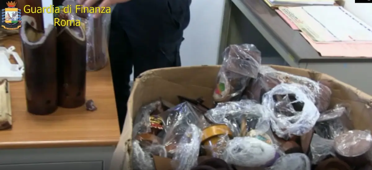 GdF-ADM: sequestro di tre chili di cocaina occultata all’interno di circa 200 casette in legno, prodotti di artigianato equadoregno, giunte all’area cargo city dell’aeroporto di Roma-Fiumicino