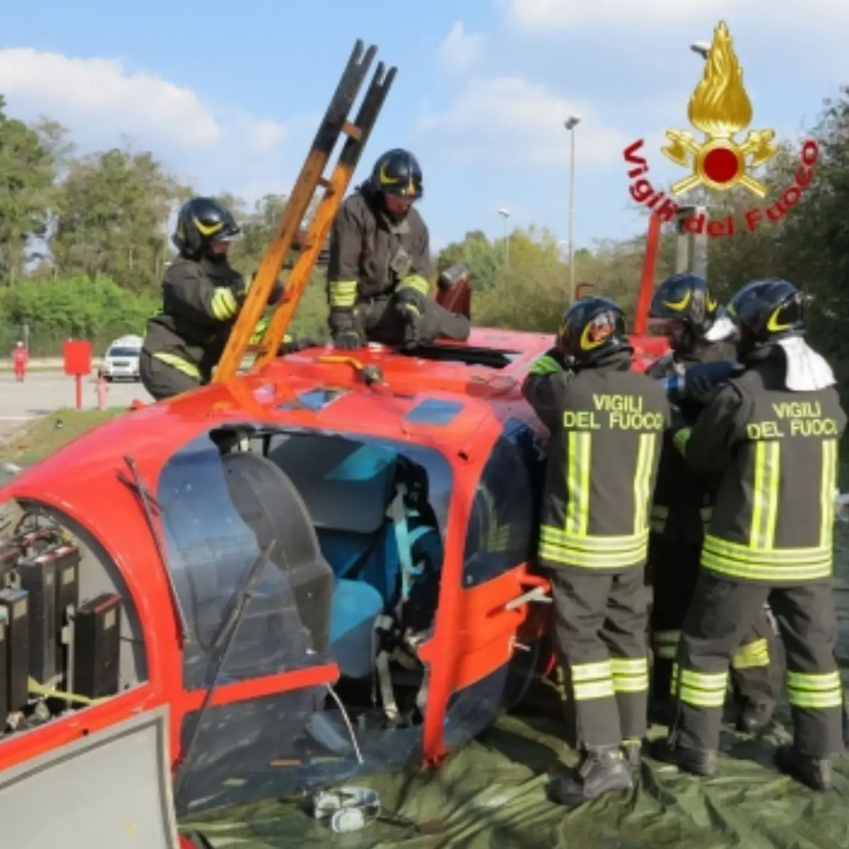 Vergiate (Varese), 18 ottobre 2025. Simulazione di maxi-emergenza avente come scenario la collisione in volo tra due elicotteri con successivo schianto a terra all’interno dello stabilimento di Leonardo