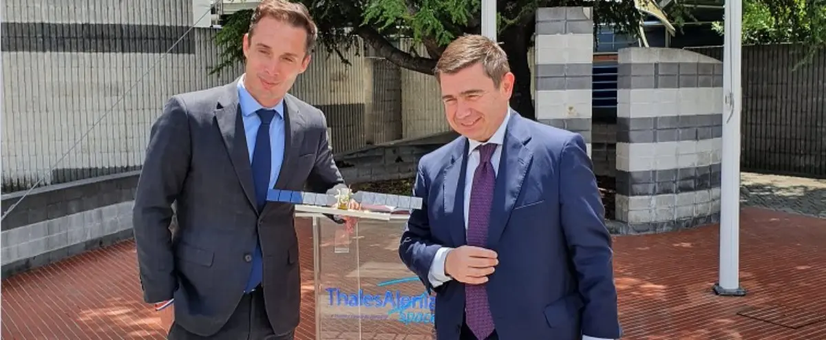 Il ministro dei trasporti francese Jean-Baptiste Djebbari insieme all’ad di Thales Alenia Space Italia Massimo Comparini