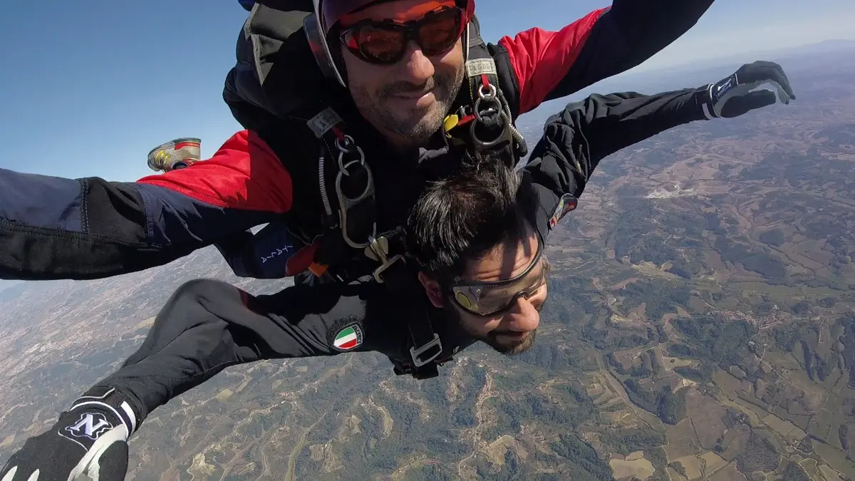 Il sottosegretario della Difesa Angelo Tofalo visita Reggimento “Tuscania” e si lancia in tandem con i Carabinieri da 4500 metri