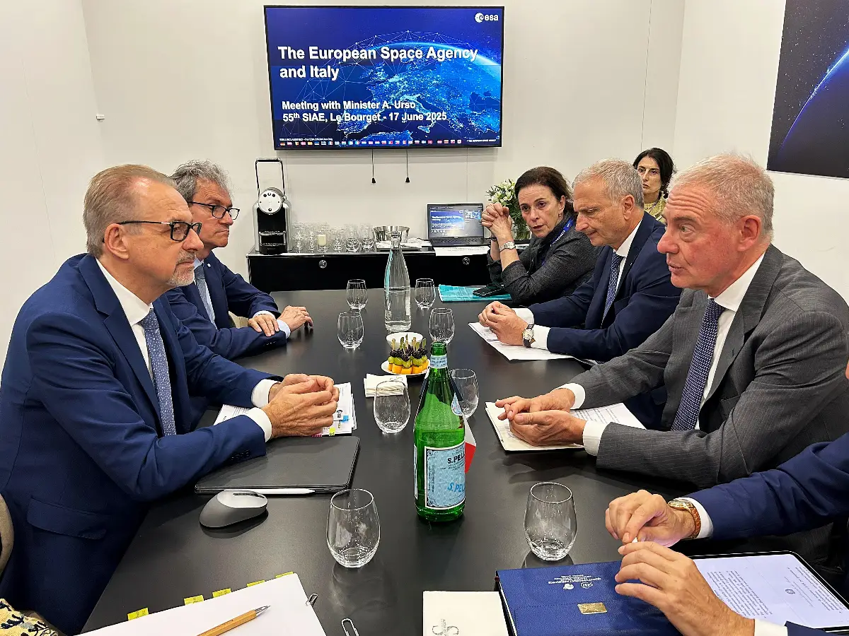 Salone di Parigi-Le Bourget, 17 giugno 2025: il ministro del Mimit Urso (a destra) incontra il dg dell'Esa Aschbacher, presente il presidente dell'Asi Valente, per un tavolo di discussione su Conferenza ministeriale Esa 2025, esplorazione spaziale e cooperazione internazionale